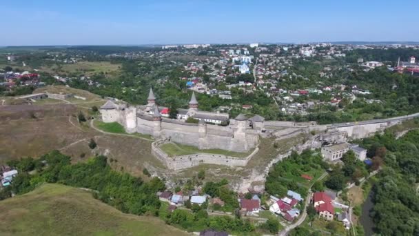 Luftaufnahme Einer Mittelalterlichen Festung Mit Kirchtürmen Den Karpaten Herbst Unglaubliche — Stockvideo