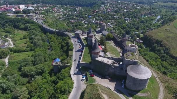 Luchtfoto Van Middeleeuws Kasteel Met Torens Het Karpaten Gebergte Herfst — Stockvideo