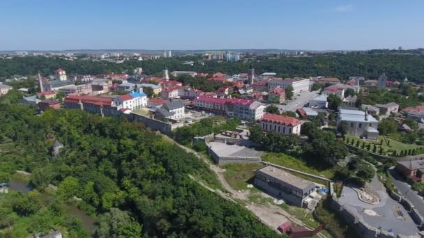 Vista Aérea Valle Montaña Los Cárpatos Con Pequeños Edificios Ciudad — Vídeos de Stock