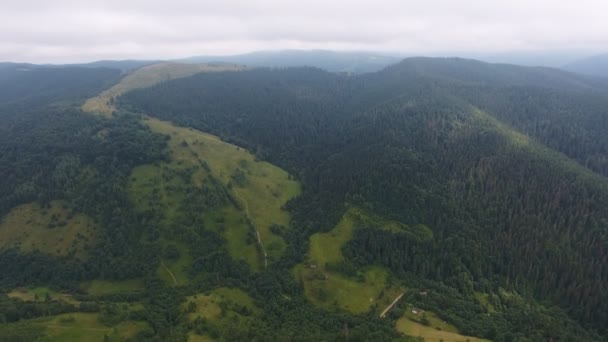 Vista Aérea Valle Que Extiende Una Cresta Las Montañas Cárpatas — Vídeo de stock