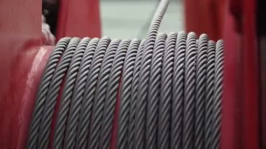 Sonbaharda açık havada dönen turuncu metalik gevezeliği kaplayan metal kablo, sonbaharda bir atölye avlusunda dönen turuncu metalik vinci kaplayan güvenilir bir metal ipin yakın plan çekimini heyecanlandırıyor. Kendinden emin ve profesyonel görünüyor..