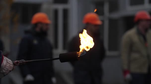 Quemador Una Mano Trabajador Que Brilla Aire Libre Oscuridad Cámara — Vídeo de stock