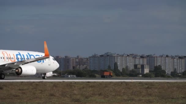 オデッサ ウクライナ 11月25 2021 明るい晴れた日に 家の背景を背景に 空港で滑走路に離陸する前に旅客航空会社のタクシー — ストック動画