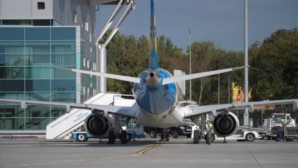 2021年11月25日 乌克兰敖德萨 准备起飞的客机 在机场背景下 乘客正在登机 — 图库视频影像