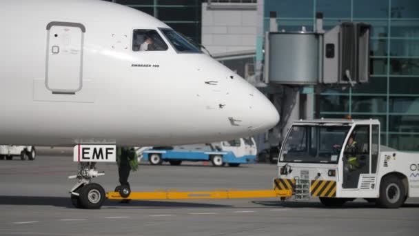 オデッサ ウクライナ 2021年11月25日 オデッサ空港で旅客機の離陸準備中 トラクターを使って滑走路に向かってる — ストック動画