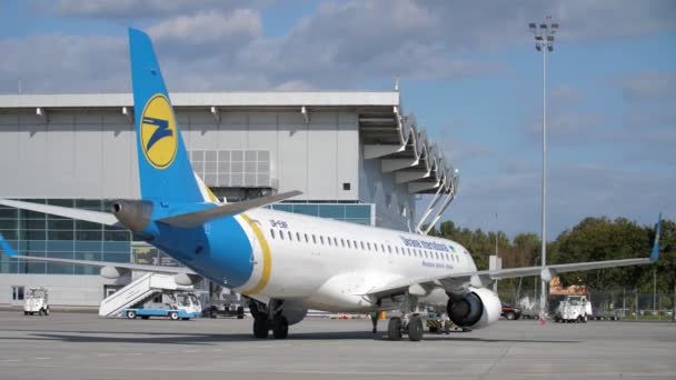 オデッサ ウクライナ 2021年11月25日 オデッサ空港で旅客機の離陸準備中 飛行機は滑走路に向かってる — ストック動画