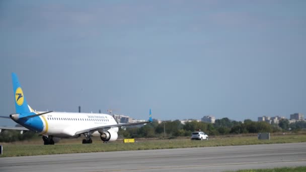 Odessa Ucrânia Novembro 2021 Avião Passageiros Que Desce Pela Pista — Vídeo de Stock