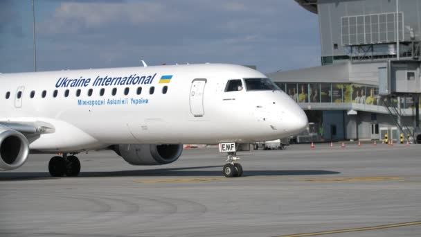 Odessa Ukrayna Kasım 2021 Odessa Havaalanından Yolcu Uçağı Kalkmaya Hazırlanıyor — Stok video