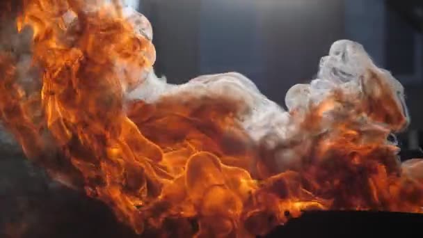 Zpomalený Plamen Ohně Jiskry Černým Kouřem Pozadí Průmyslových Kontejnerů — Stock video