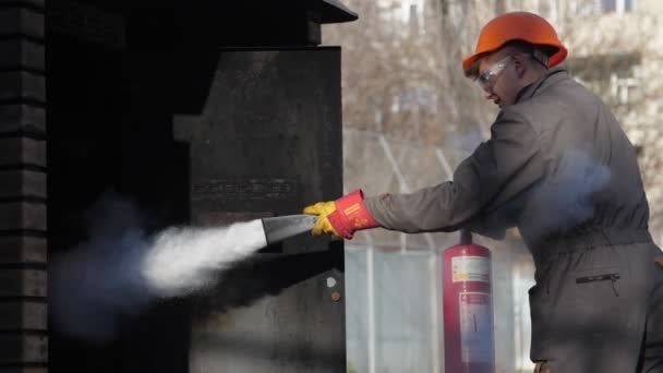 Odessa Ucrania Noviembre 2021 Joven Uniforme Dirige Jet Extintor Incendios — Vídeos de Stock