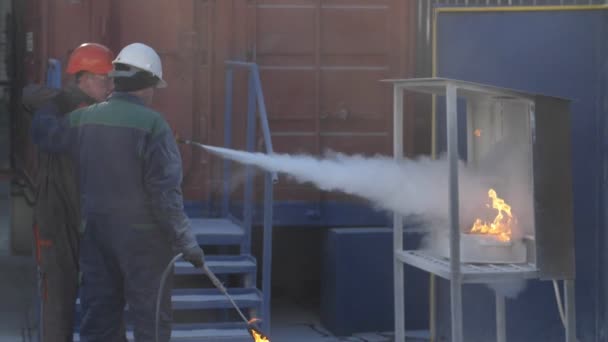 Odessa Ukraina Listopada 2021 Dwóch Strażaków Ćwiczy Umiejętności Gaśnicze Uwalniają — Wideo stockowe