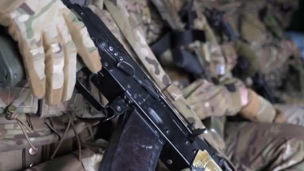 Soldats Assis Sur Banc Dans Véhicule Blindé Transport Troupes Gardant — Video