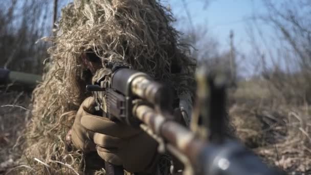 Soldado Profesional Acostado Con Una Ametralladora Césped Apuntando Primavera Curioso — Vídeos de Stock