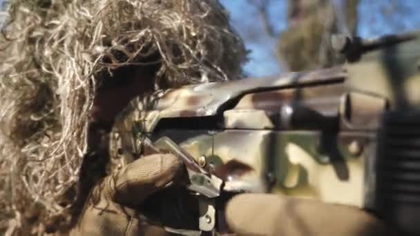 Soldado Valiente Acostado Césped Cargando Ametralladora Día Soleado Emocionante Primer — Vídeos de Stock