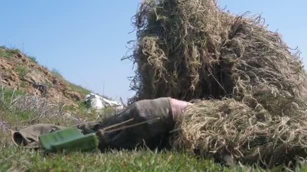 Militar Con Una Túnica Camuflaje Deposita Una Mina Una Zona — Vídeos de Stock