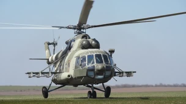 2021年10月23日 乌克兰基辅 在阳光灿烂的日子里 看到一架军用直升机在绿地上空盘旋 直升机上有巨大的卡其布身躯和火箭装置 — 图库视频影像