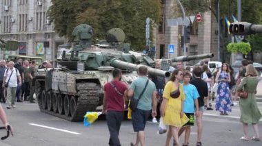 Kyiv, Ukrayna - 23 Ağustos 2022: Patlayan Rus tanklarında Khreshchatyk 'in fotoğraflarını çeken Ukainalılar          