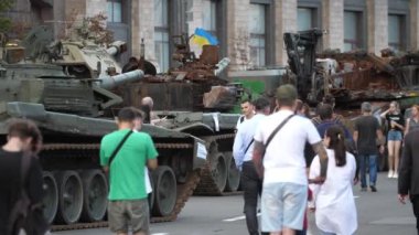 Kyiv, Ukrayna - 23 Ağustos 2022: Mahvolmuş Rus APC 'lerindeki Khreshchatyk caddesinde hareket eden Ukainalılar           