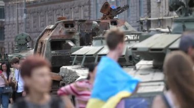 Kyiv, Ukrayna - 23 Ağustos 2022: Patlayan modern Rus tanklarında Khreshchatyk caddesinde hareket eden gençler              