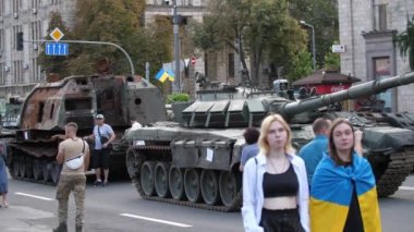 Kyiv, Ukrayna - 23 Ağustos 2022: Patlayan modern Rus tanklarında Khreshchatyk 'e ilerleyen iki Ukraynalı kız        
