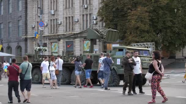 Киев Украина Августа 2022 Года Прай Украинцев Прогуливающихся Крещатику Взорванных — стоковое видео