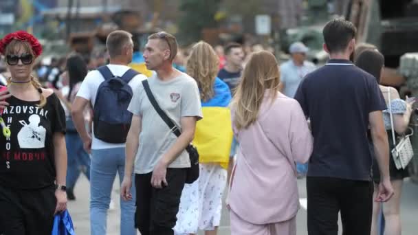 Kijev Ukrajna Augusztus 2022 Boldog Ukainista Fiatalok Sétálnak Khreshchatyk Függetlenség — Stock videók