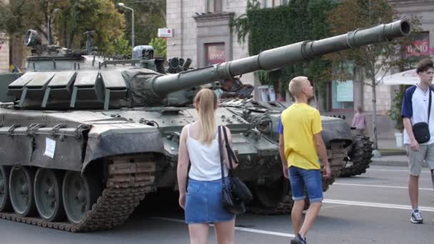 キエフ ウクライナ 8月23 2022 晴れた日にKhresatyk通りで爆発したロシアの近代的なタンクを見に行く子供たちとウクライナの人々 — ストック動画