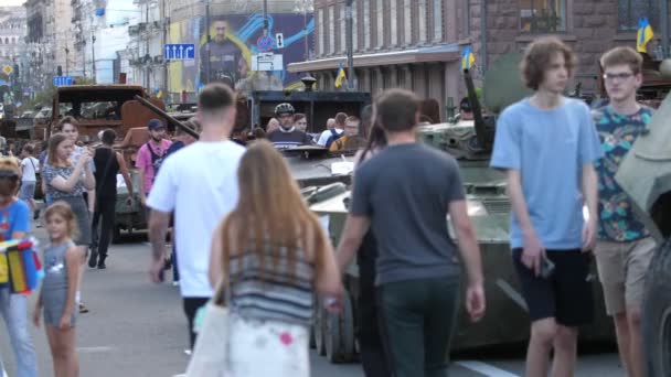 우크라이나 키예프 2022 여름에 거리를 어린이가 우크라이나 사람들의 낙관적 — 비디오