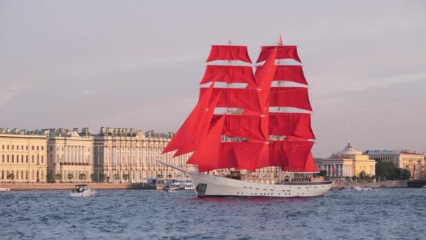Petersburg Russia June 2021 Sailing Ship Scarlet Sails Floats Neva — Stockvideo