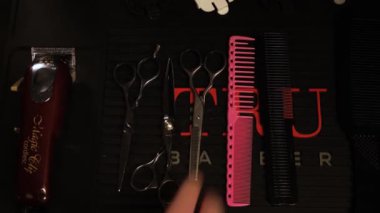 Saç kesimi aksesuarlar ve aletler siyah bir masanın üzerinde. Yüksek kalite 4k görüntü