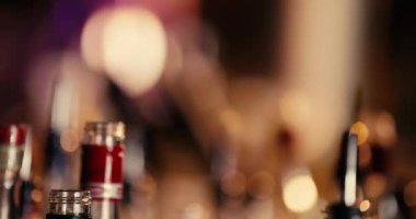 Barmen alkol alır ve parti sırasında bardağa doldurur. Yüksek kalite 4k görüntü