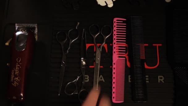 Haarschnitt Accessoires Und Werkzeuge Liegen Auf Einem Schwarzen Tisch Hochwertiges — Stockvideo