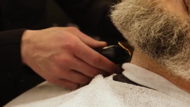 Barber Shaves Old Mans Gray Beard Electric Razor Close High — Stockvideo