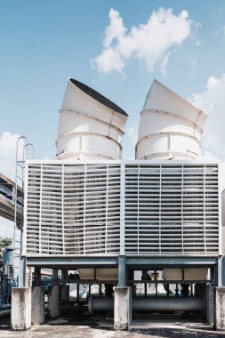 Soğutma Boru Üretim Sistemi Üretim Fabrikası Soğutma Makineleri Kulesi ve Üretim Endüstrisinin Boru Hattı. HVAC Soğutma Sistemleri ve Dağıtım Çelik Pikap. Klima 