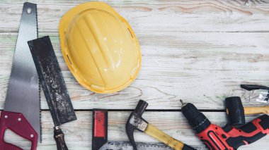 Ev Bakımı ve DIY Aletleri, Güvenlik Malzemeleri ve Masa Tahtası Arkaplanı 'nda Ev Yapımı Ahşap Çalışması için El Aletleri. Tamir ve Ahşap El Sanatı için Marangozluk Aletleri