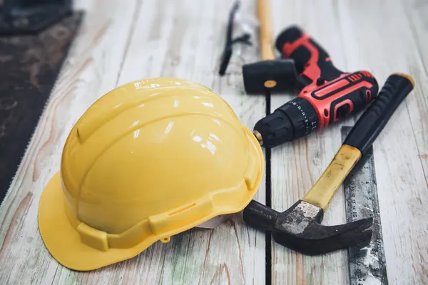 Ev Bakımı ve DIY Aletleri, Güvenlik Malzemeleri ve Masa Tahtası Arkaplanı 'nda Ev Yapımı Ahşap Çalışması için El Aletleri. Tamir ve Ahşap El Sanatı için Marangozluk Aletleri