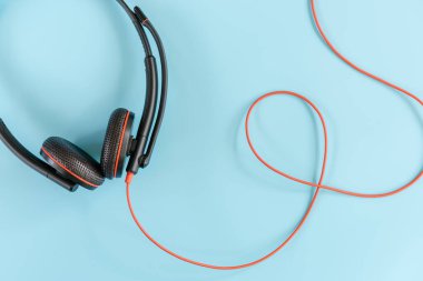 Müşteri Çağrı Merkezi Kulaklığı. İzole Mavi Arka plan, Müşteri Hizmetleri 'nin Kulaklığı. İletişim Kulaklığı Dijital Ortam Teçhizatı.