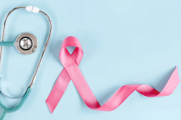 Pink Ribbon 유방암 개념이다 World Cancer Day 맞았다 의사와 상담하는 — 스톡 사진
