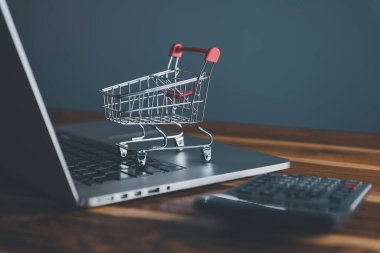 Piyasa E-ticaret, Çevrimiçi Alışveriş Ödeme Konsepti, Ticari Pazarlama Ticaret Via Online Ağ. Piyasa E-Ticaret Reklamı için Bilgisayarda Mini Alışveriş Kartı.