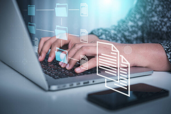 Управление базами данных в цифровой вычислительной сетевой системе. Деловая женщина Woking на ноутбуке компьютер при управлении корпоративной документации файлов. Технология цифровой трансформации