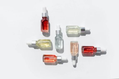 Pipetli cam şişeler. Şeffaf hyaluronik doğal güzellik mineral ürünü ve eko serumu cilt bakımı konsepti. Üst yatay görünüm telif uzayı. Yaz sulu renkler