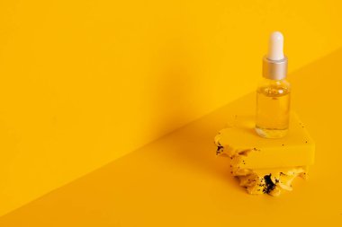 Sıfır atık yeşil yıkama şampuanı ve maden yağı serumu. Deri ve saç bakımı konsepti. Sürdürülebilir yeniden kullanılabilir vegan şampuan barı.