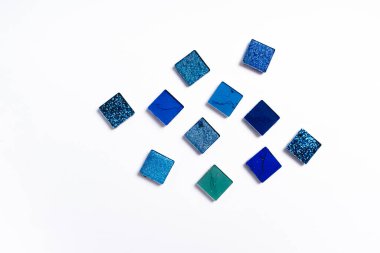 Beyaz arkaplanda izole edilmiş kozmetik güzellik ürünü örnekleri ve örnekleri olarak Kırık parlak çok renkli göz farının düz uzantısı.