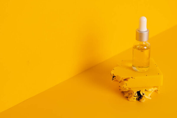 Шампунь и сыворотка минерального масла с нулевыми отходами. Концепция ухода за кожей и волосами. Устойчивый многоразовый веганский шампунь бар.