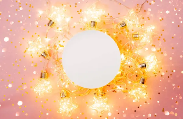 Estrelas de ouro sonfetti e Natal guirlanda eficaz sob pódio branco para cosméticos vitrine no fundo da moda pastel rosa. — Fotografia de Stock