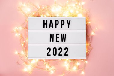 Yeni yılınız kutlu olsun. Yıl başı süslemeleri ve parlak çelenklerle dolu bir ışık kutusu. Noel ve tatil geçmişi.