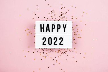 Yeni yılınız kutlu olsun. Yıl dönümünüz kutlu olsun. Işık panosu, Noel süslemeleri ve parlak çelenklerle dolu.