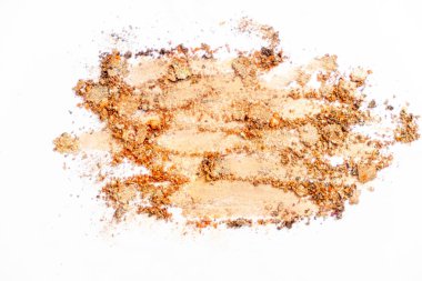 Beyaz arkaplanda izole edilmiş kozmetik güzellik ürünü örnekleri ve örnekleri olarak Kırık parlak çok renkli göz farının düz uzantısı.