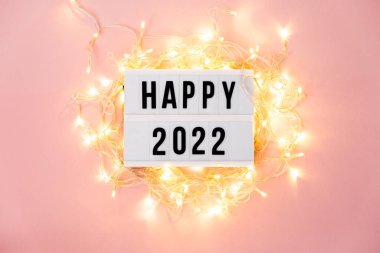 Yeni yılınız kutlu olsun. Yıl başı süslemeleri ve parlak çelenklerle dolu bir ışık kutusu. Noel ve tatil geçmişi.