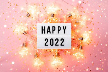 Yeni yılınız kutlu olsun. Yıl başı süslemeleri ve parlak çelenklerle dolu bir ışık kutusu. Noel ve tatil geçmişi.